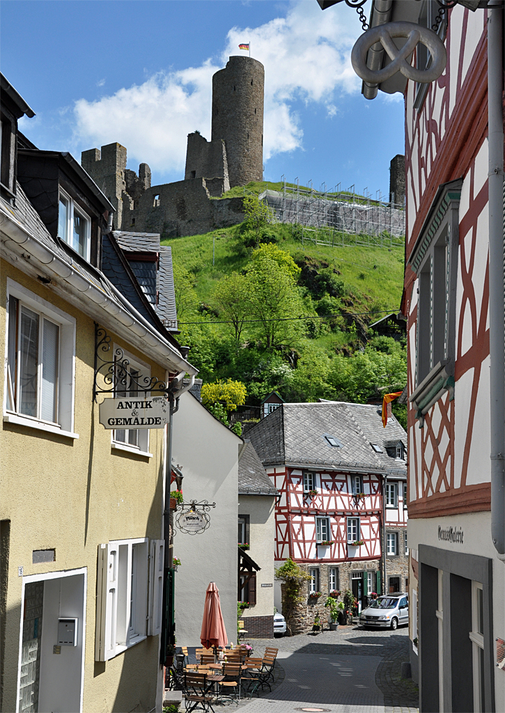 Monreal - Ortsgasse mit der Lwenburg auf dem Berg im Hintergrund - 28.05.2013