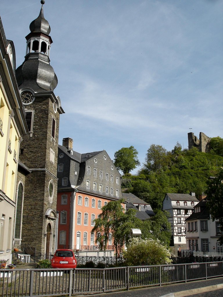 Monschau an der Rur, links die evang.Stadtkirche, dahinter das  Rote Haus  und auf dem Berg der  Haller , ehemaliges Befestigungswerk, Mai 2005