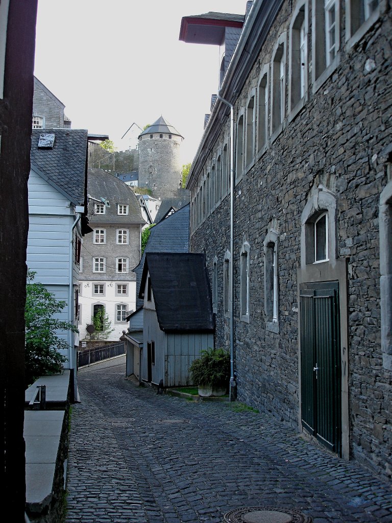 Monschau, Blick durch enge Gassen zur Burg aus dem 13.Jahrhundert, Mai 2005