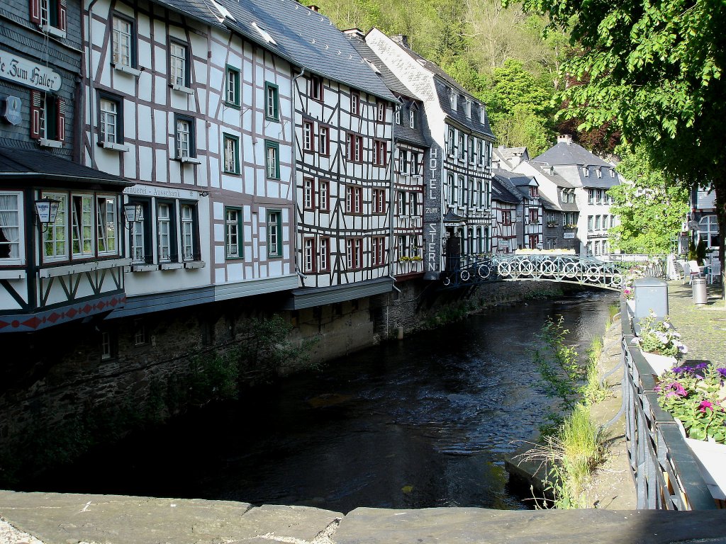 Monschau, Fachwerkhuser an der Rur, die Stadt hat ber 200 denkmalgeschtzte Gebude, Mai 2005