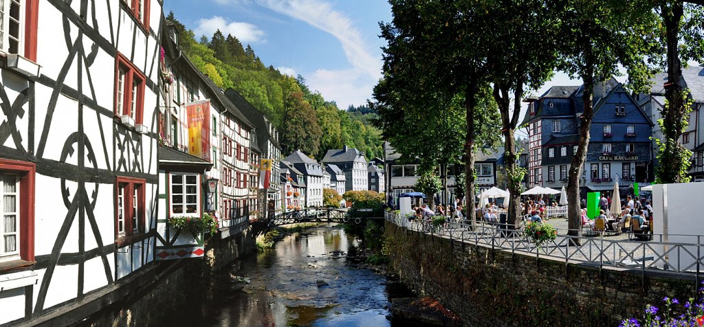 Monschau, Panoramaaufnahme der Innenstadt mit der Rur - 24.09.2011