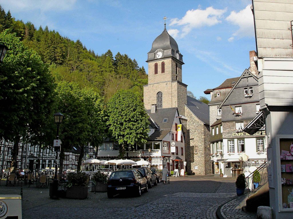 Monschau, sehenswertes Stdtchen im Rurtal, Blick zur kath.Kirche, Mai 2005 