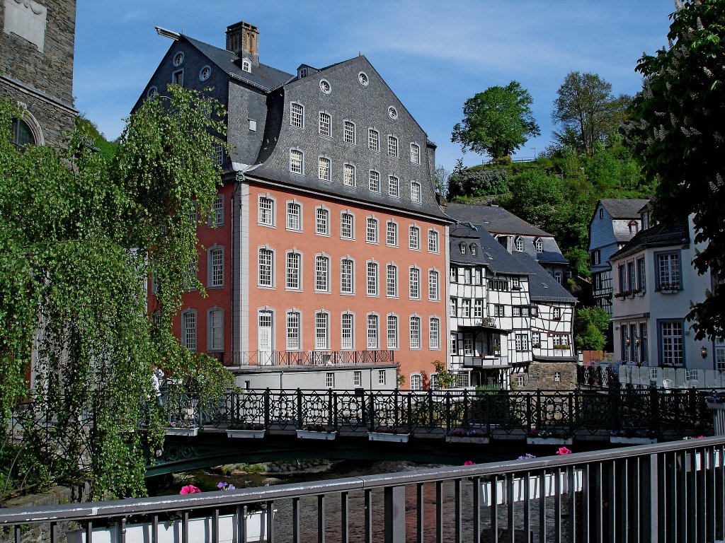 Monschau im Tal der Rur, das  Rote Haus  von 1768, Wohn-und Fabrikhaus des Textilfabrikanten Scheibler, heute Museum, Mai 2005 