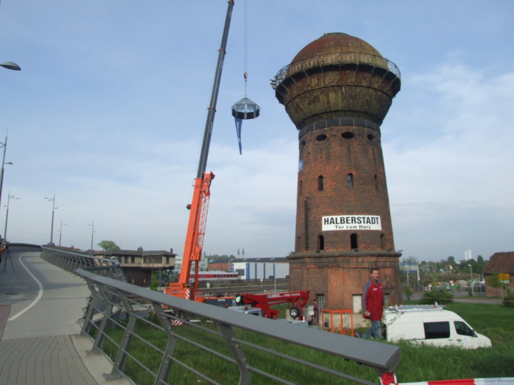 Montage der sanierten Laterne, Gewicht 1,1t am 28.4.09
www.wasserturm-halberstadt.de