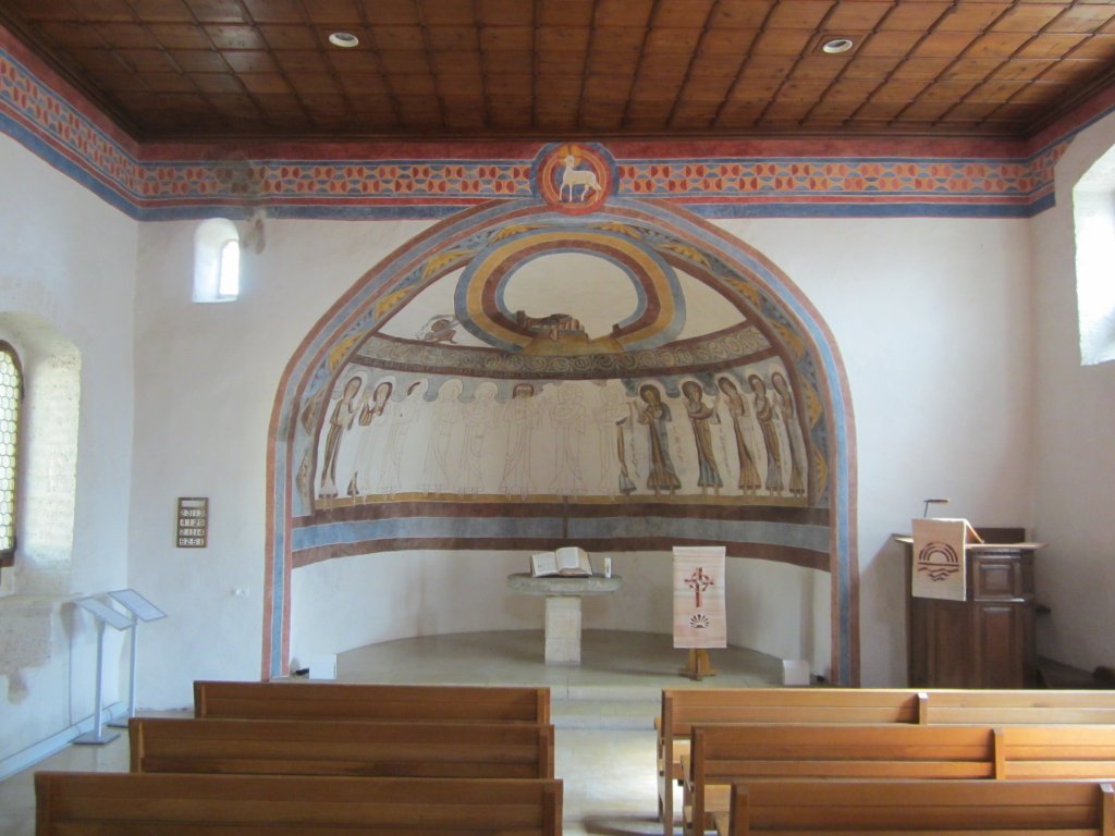 Montcherand bei Orbe, halbrunde Apsis der St. Etienne Kirche, romanische Wandmalereien aus dem 12. Jahrhundert (09.09.2012)
