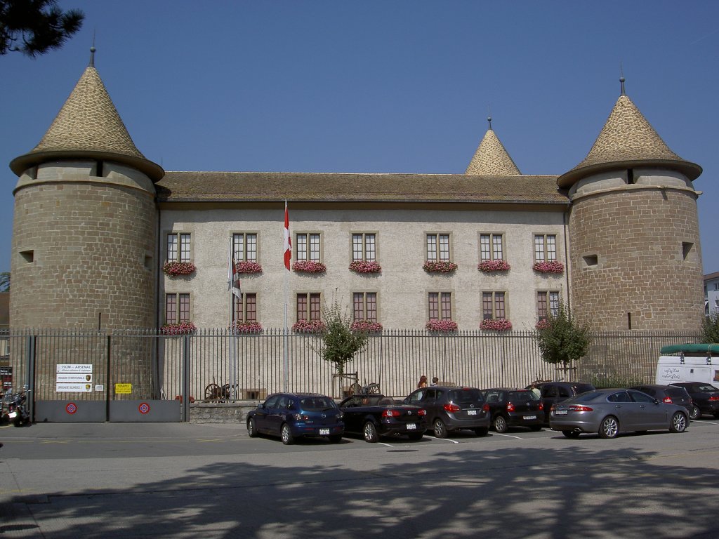 Morges, Schloss, erbaut von 1286 bis 1291, viereckiger Bau mit 3 Rundtürmen, seit 1932 Waadtländer Militärmuseum (08.09.2012)