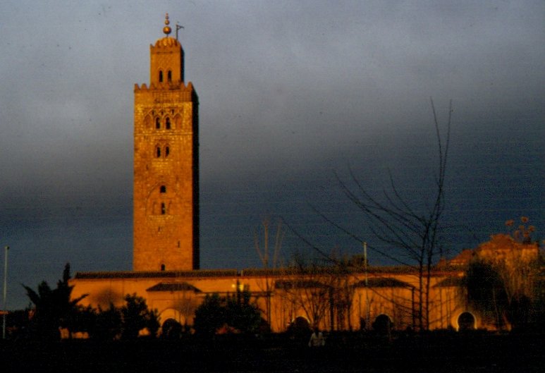 Moschee und Minarett in Marrakesch kurz vor einem Regenschauer im März 1990