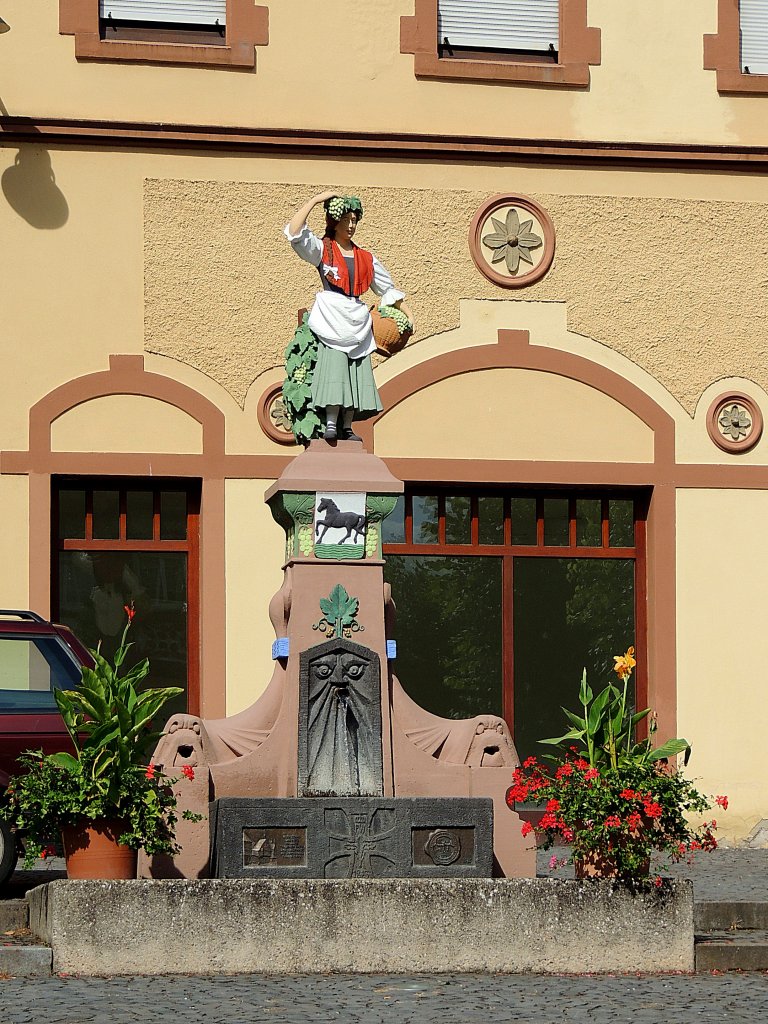 Moselblmchen-Brunnen in Traben-Trarbach stellt ein Winzermdchen in Moseltracht dar, und wurde von Bernhard Wendhut gestaltet; 120827