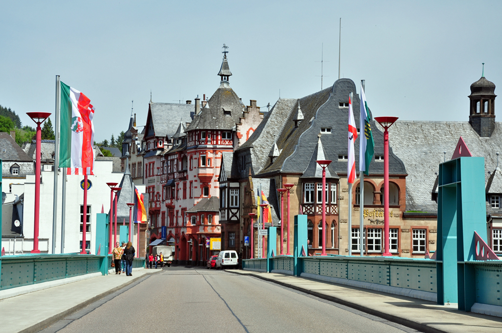 Moselbrcke nach Traben von der Trarbacher Seite aufgenommen - 14.05.2012