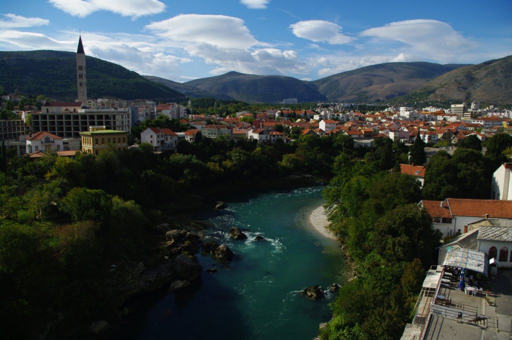 Mostar, Neretva Fluss, links die Kathedrale des Franziskaner Klosters, 
Bosnien (11.10.2011)