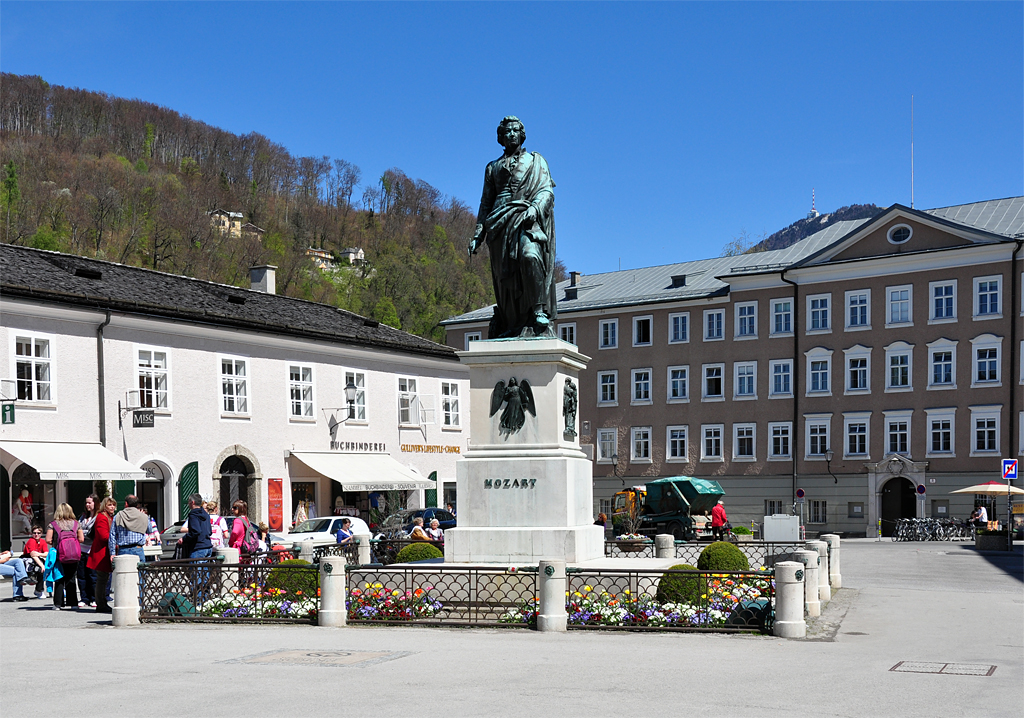 Mozartdenkmal am Mozartplatz in Salzburg - 25.04.2012