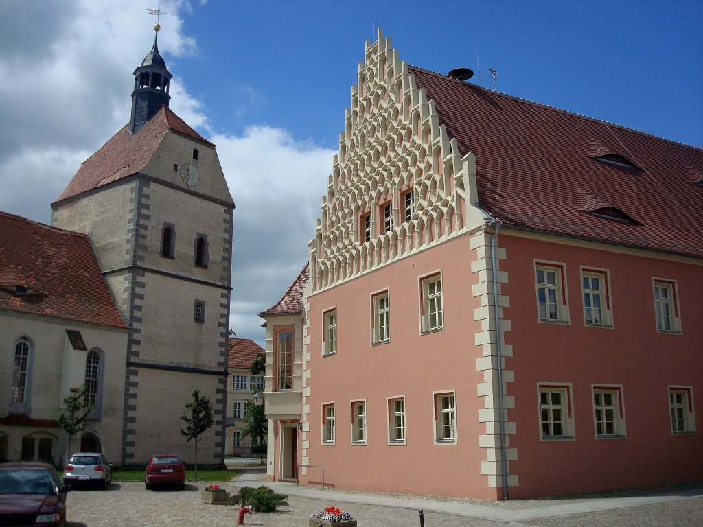 Mhlberg an der Elbe, das Rathaus mit reich ornamentiertem Stufengiebel, links der wuchtige Turm der Frauenkirche, Juni 2010