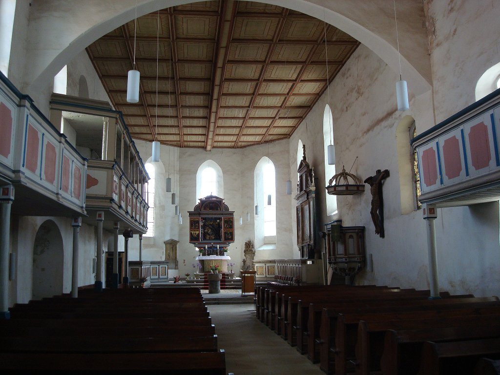 Mhlberg an der Elbe,
das Innere der Frauenkirche,
die hlzerne Kassettendecke und der Marienaltar stammen aus dem 16.-18.Jahrhundert,
Juni 2010