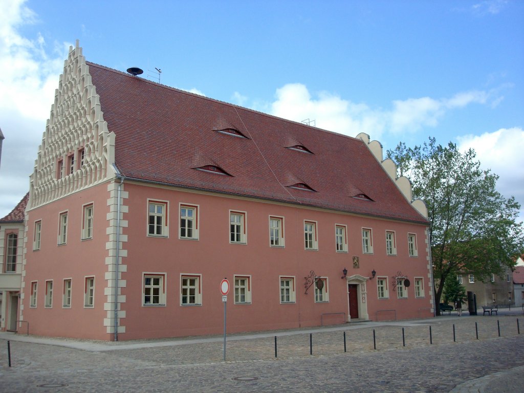 Mhlberg rechts der Elbe gehrt zum Land Brandenburg,
das Rathaus im historischen Stadtkern,
Juni 2010