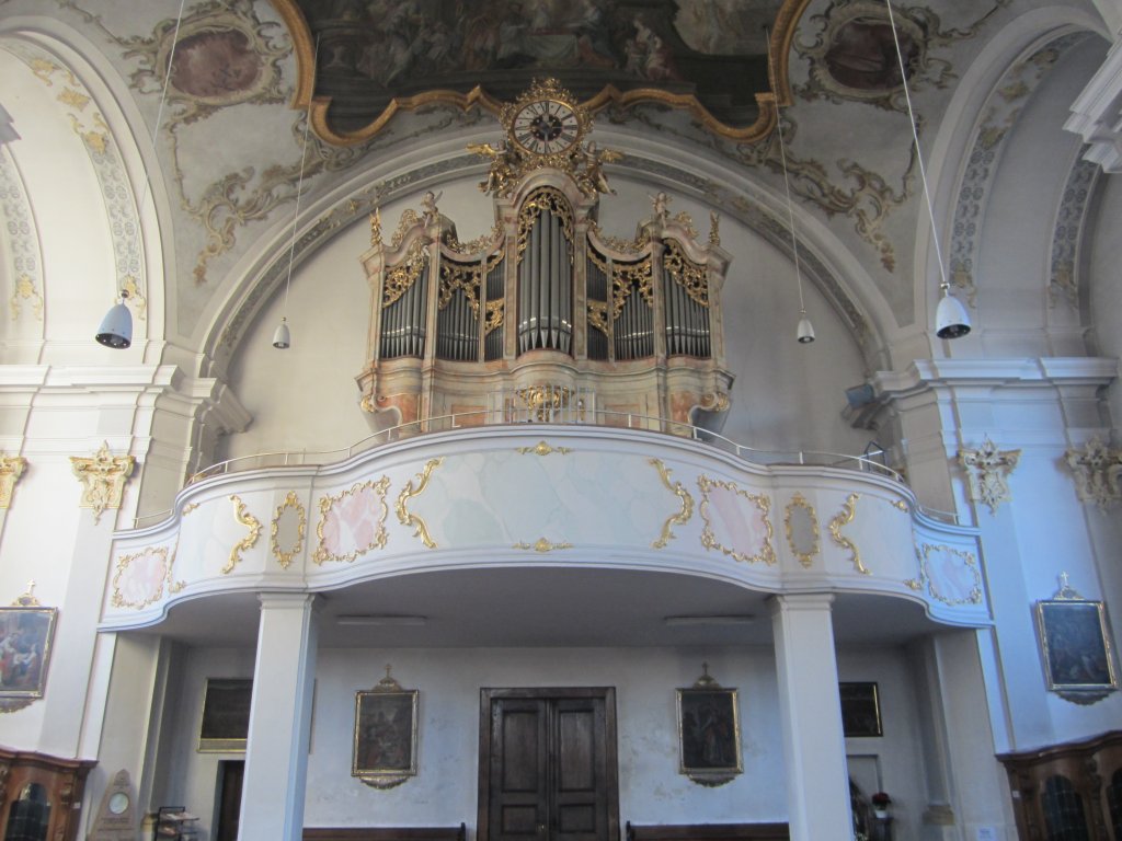 Mhldorf, barocke Orgelempore der St. Nikolaus Kirche (30.12.2012)