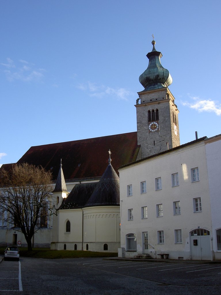 Mhldorf, St. Nikolaus Kirche und Johanneskapelle, erbaut ab 1251, sptgotischer 
Neubau von 1432 bis 1443 (30.12.2012)