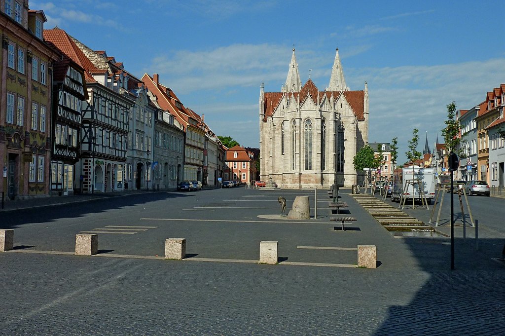 Mhlhausen, Blick ber den Untermarkt zur Divi-Blasii-Kirche, Hauptkirche der Unterstadt, Mai 2012