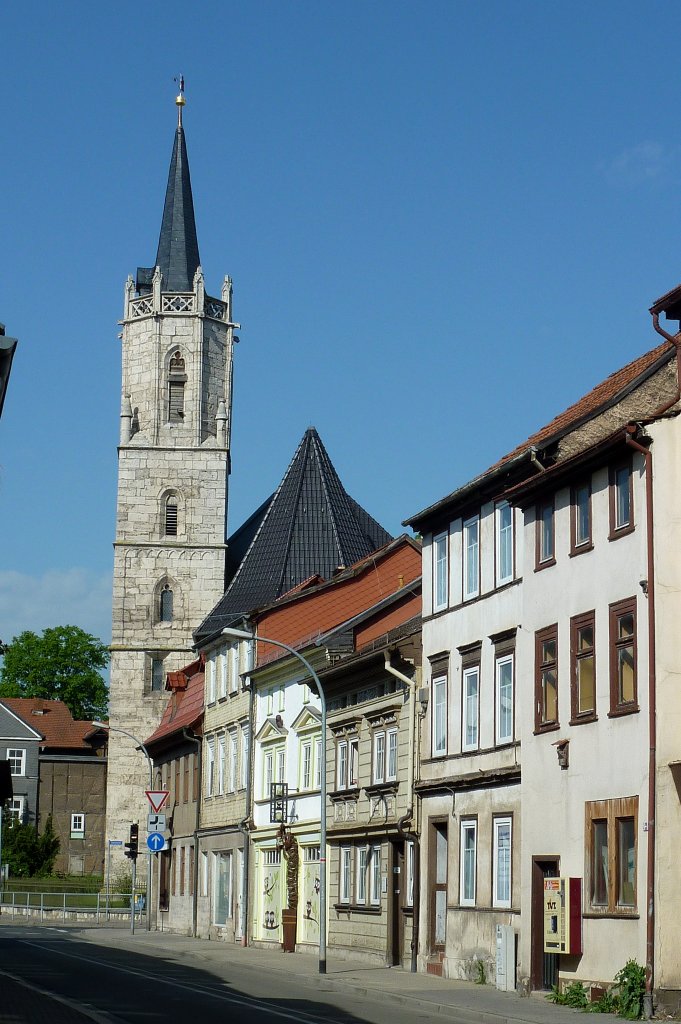 Mhlhausen, Blick zur evangelischen Pfarrkirche St.Nikoli, die dreischiffige Hallenkirche stammt aus dem 14.Jahrhundert, Mai 2012