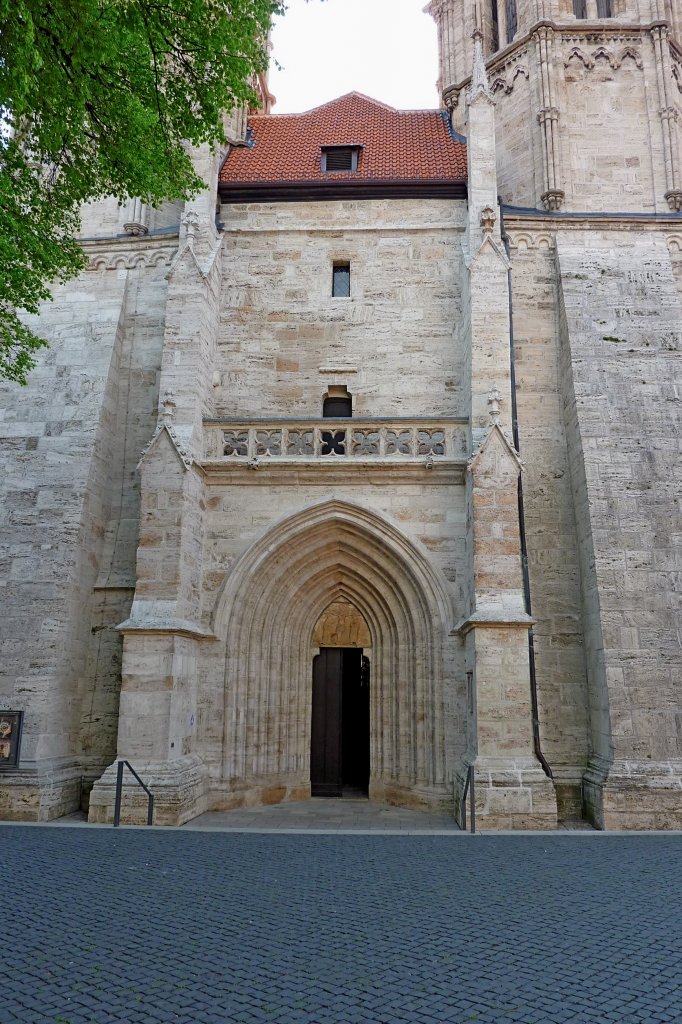 Mhlhausen, das Hauptportal der Divi-Blasii-Kirche zwischen den beiden Westtrmen, Mai 2012