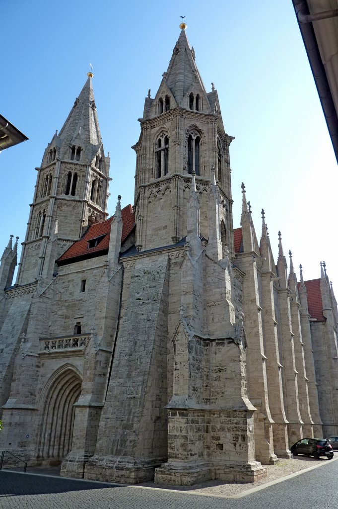 Mhlhausen, Westturmfassade der Divi-Blasii-Kirche, die dreischiffige Hallenkirche wurde 1276-1300 erbaut, die Trme stammen von 1245 und 1265, Mai 2012