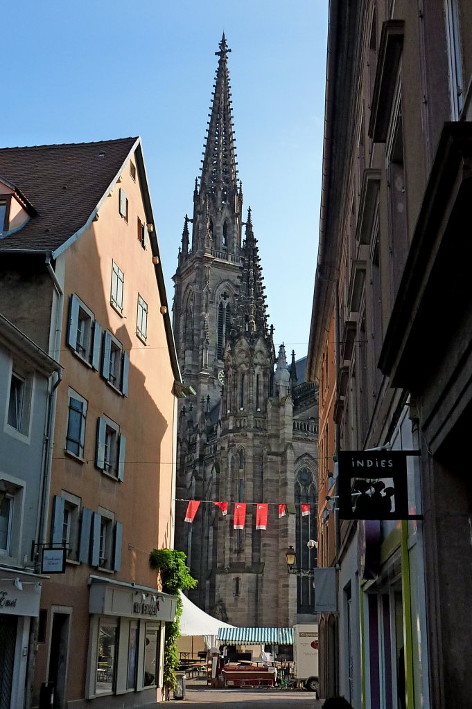 Mlhausen (Mulhouse), Blick zum 97m hohen Turm der Stephanuskirche, hier befindet sich das grte Gelut in einer evangelischen Kirche in Frankreich, die fnf Glocken von 1867 wurden in Zrich gegossen, Sept.2012