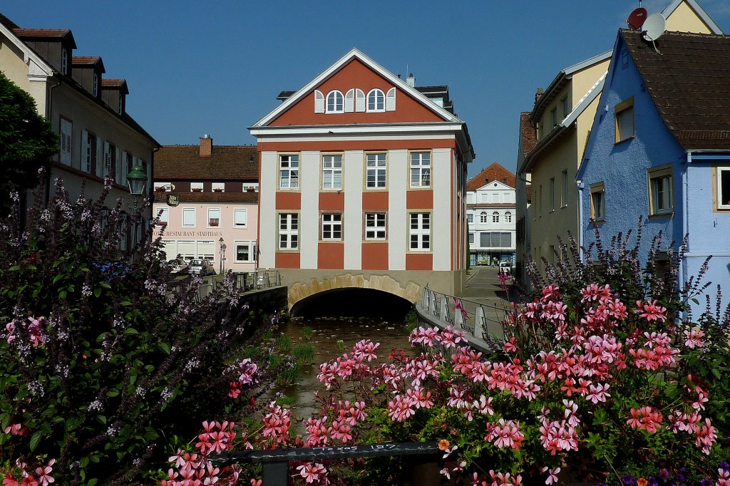 Mllheim, das ehemalige Schlachthaus im klassizistischen Stil erbaut ber dem Klemmbach, durch eine Luke wurden die Schlachtabflle in den Bach entsorgt, Aug.2011