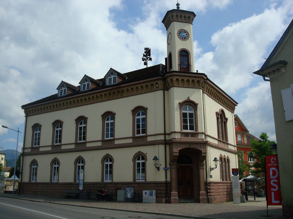 Mllheim im Markgrflerland,
das alte Rathaus, errichtet 1867 mit Renaissance- und Sptgotikstilelementen,
Juni 2010
