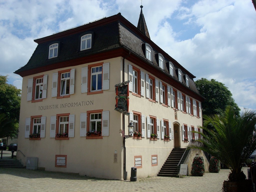 Mllheim im Markgrflerland,
dieser Barockbau von 1727 mit Mansardendach und Freitreppe war Sitz der Verwaltung der Herrschaft Badenweilers, heute Touristikbro,
Juni 2010