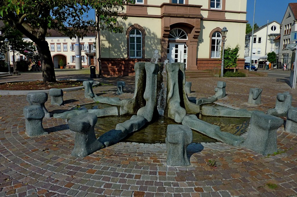 Mllheim, moderner Brunnen an der Wilhelmstrae, Aug.2011