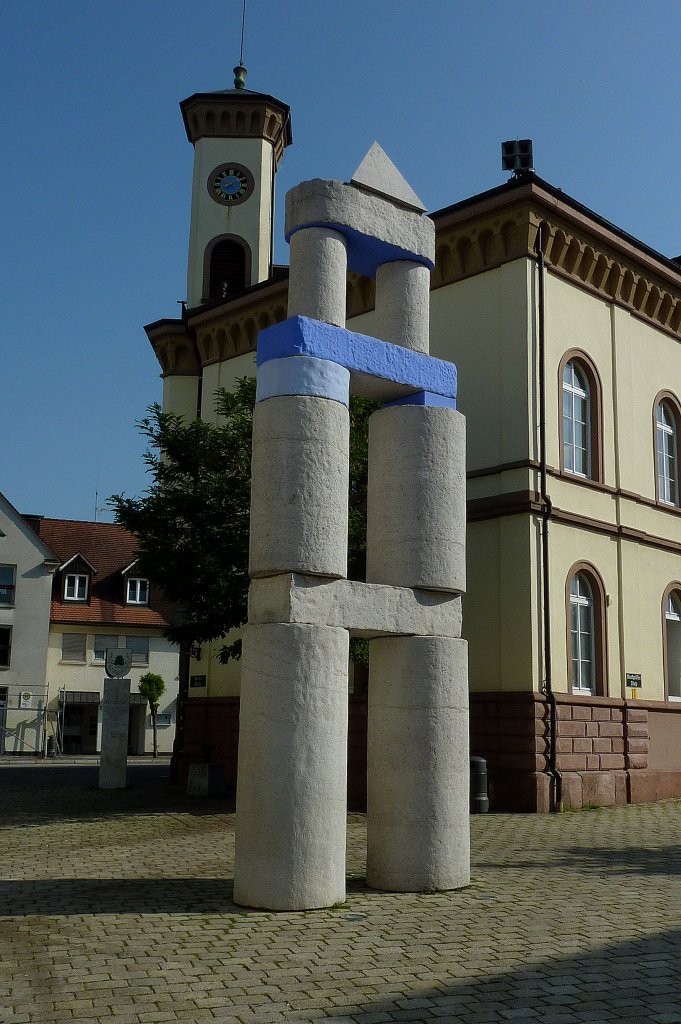 Mllheim, das  Tor  des hiesigen Knstlers Bernd Vlkle steht am Markgrfler Platz, Aug.2011