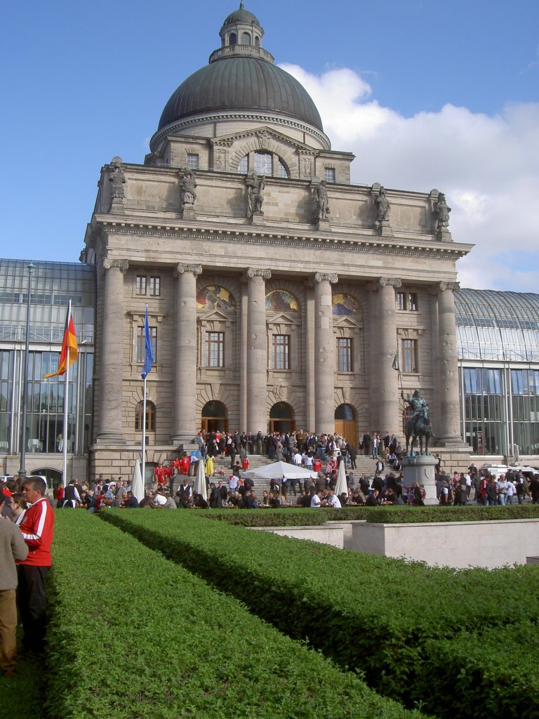 Mnchen, Bayerische Staatskanzlei, erbaut von 1989 bis 1993, Architekten Diethard 
J. Siegert und Reto Gansser (28.08.2010)