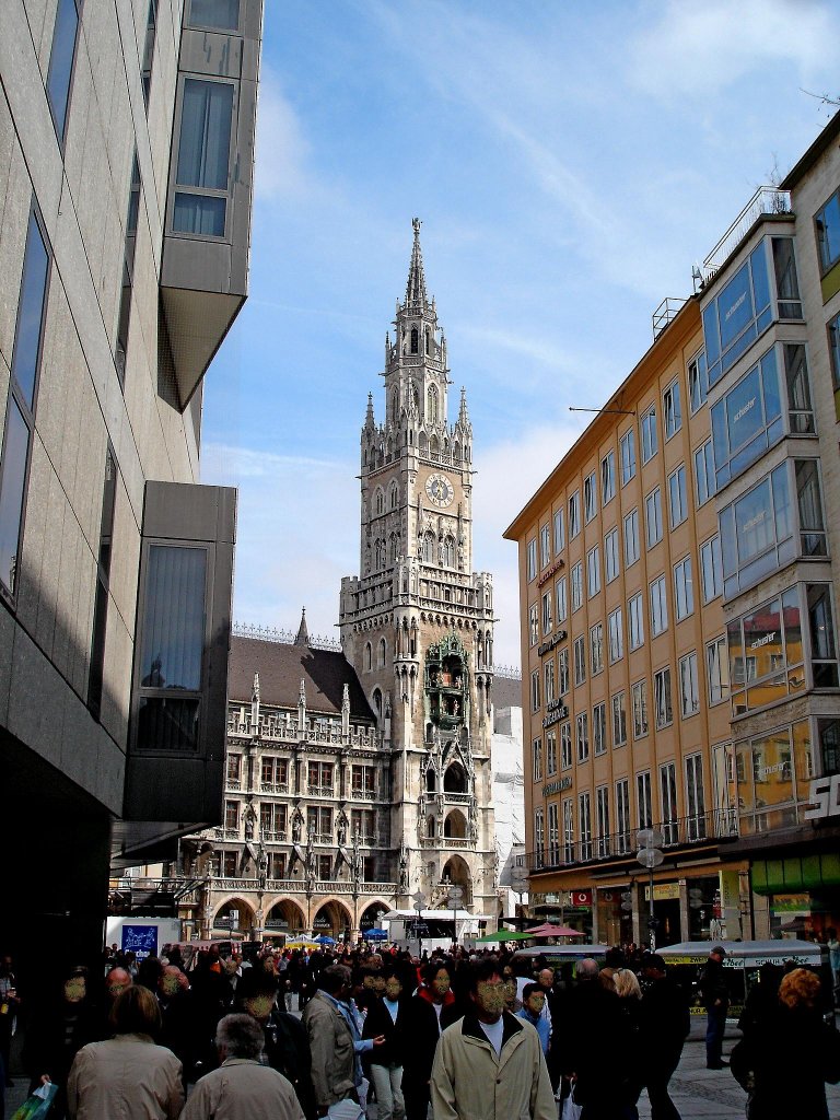 Mnchen, Blick zum Neuen Rathaus mit dem 85m hohen Turm, im neugotischen Stil erbaut von 1867-1909, Mrz 2005