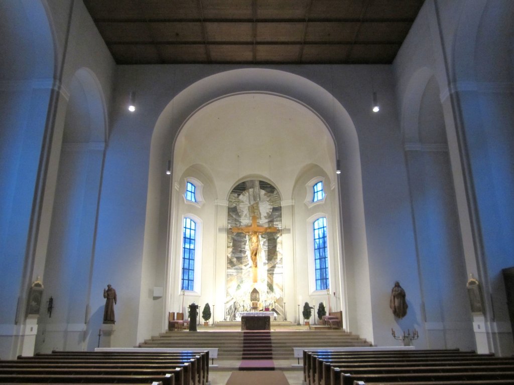 Mnchen, Chor der St. Franziskus Kirche in Untergiesing (16.02.2013)