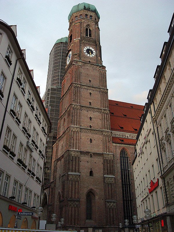 München, Dom zu Unserer Lieben Frau. Spätgotischer Backsteinbau. Blick auf den Südturm, der mit 98.45 m gegenüber dem Nordturm (verdeckt, 98.57 m) unmerklich weniger hoch ist, 26. Feb. 2010, 17:27