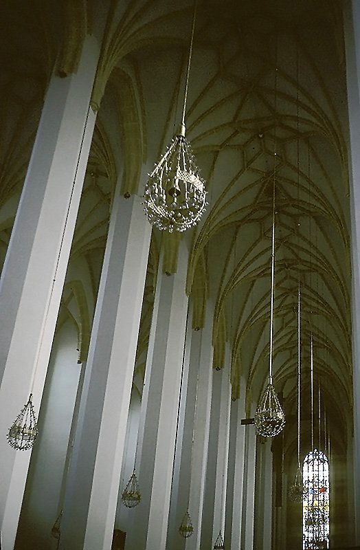 Mnchen, Dom zu Unserer Lieben Frau. Hallenkirche mit ausschliesslich hohen Pfeilern und sptgotischem (re-gotisiertem) Sterngewlbe. Mittelschiff nach Osten, Aug. 1997, HQ-Scan ab Dia.