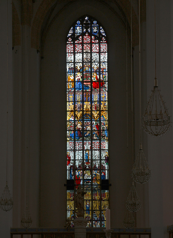 Mnchen, Dom zu Unserer Lieben Frau. Scharfzandtfenster in der Chorhauptkapelle, benannt nach dem Stifter Wilhelm Scharfzandt. Glasmalerarbeit aus der Werkstatt Hemmels in Strassburg, 1488-1493. Aufnahme vom 18. Juni 2010, 15:22