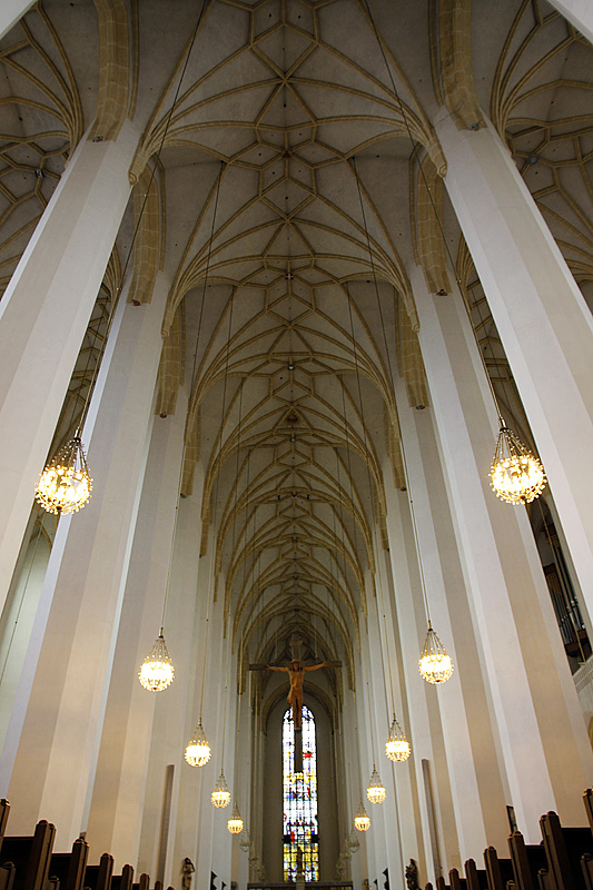 Mnchen, Dom zu Unserer Lieben Frau. Hallenkirche mit hohen Achteckpfeilern und sptgotischem (re-gotisiertem) Sterngewlbe, 31 m hoch. Mittelschiff nach Osten. Aufnahme vom 18. Juni 2010, 15:10