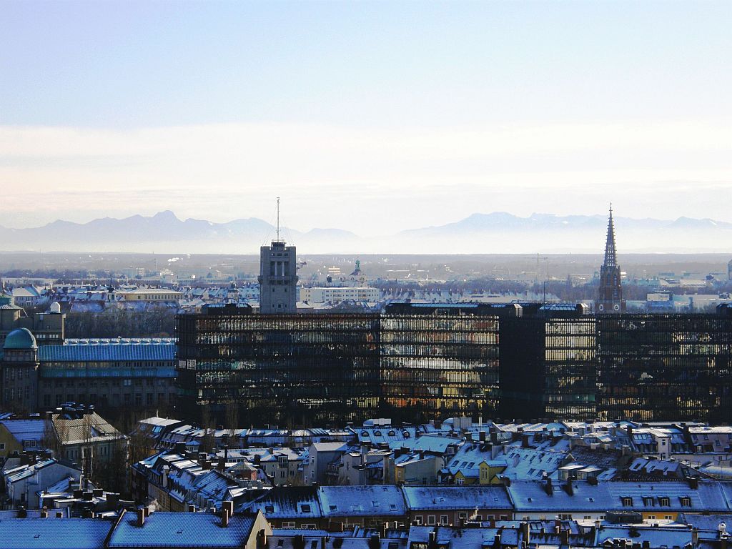München im Januar 2010: Blick vom Alten Peter 
Richtung Alpen; im Vordergrund sind Mariahilfkirche 
und das Europäische Patentamt zu sehen.