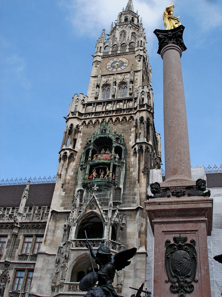 Mnchen, die Mariensule von 1638 auf dem Marienplatz, dahinter der Rathausturm, Mrz 2005