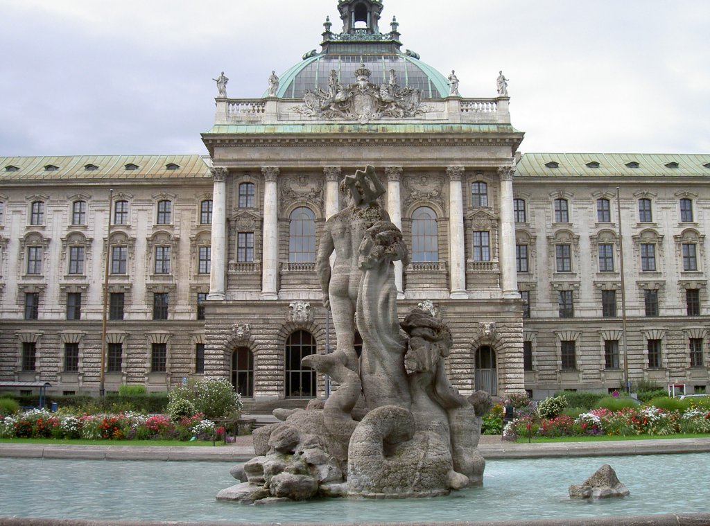 Mnchen, Neptunbrunnen, Elisenstrae, erbaut von Josef Wackerle, im Hintergrund 
der Justizpalast (14.08.2007)