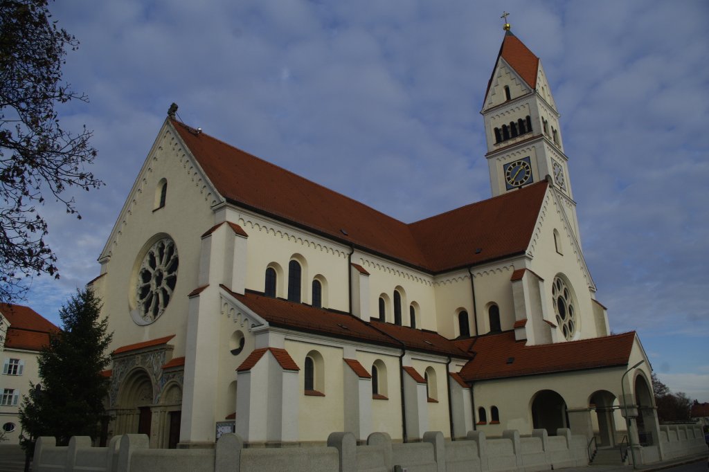 Mnchen - Pasing, Pfarrkirche Maria Schutz, erbaut von 1905 bis 1906, Architekt 
Hans Schurr (20.11.2011)
