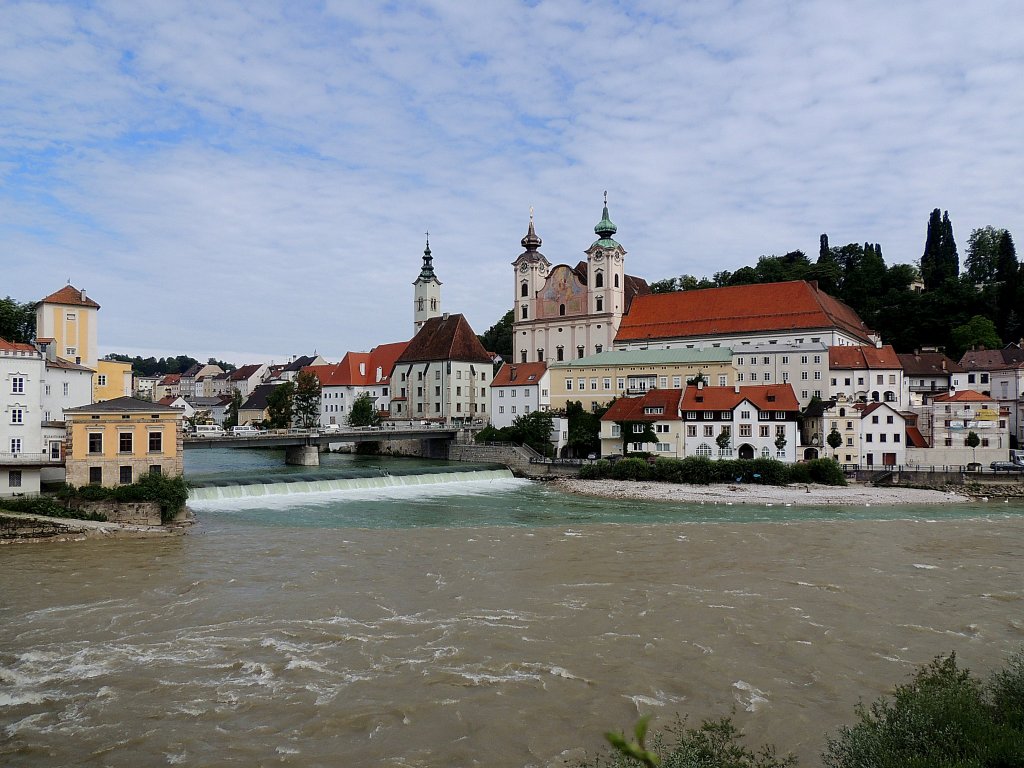 Mndung der Steyr in die Enns im Stadtteil Steyrdorf; im Hintergrund mit Brgerspital und Michaelerkirche; 120606