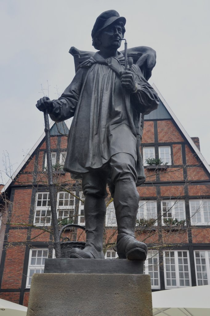 MNSTER, 14.04.2012, Kiepenkerl-Denkmal (Kiepenkerle wurden umherziehende Hndler im niederdeutschen Sprachgebiet zwischen Sauerland und Hamburg genannt, die zum Fahrenden Volk gehrten.)