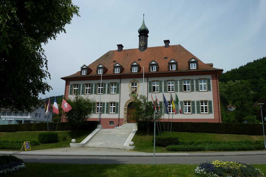 Mnstertal, im Sdschwarzwald, das reprsentative Rathaus, erbaut 1925-26, Mai 2010