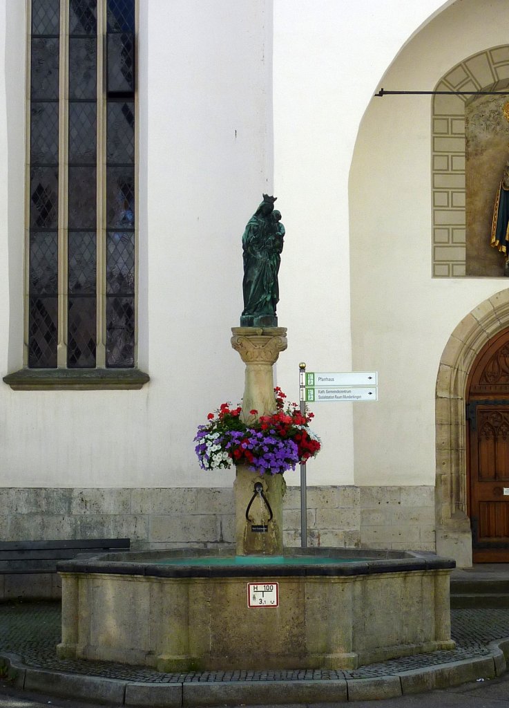 Munderkingen, der Dionysiusbrunnen vor der Pfarrkirche, Aug.2012
