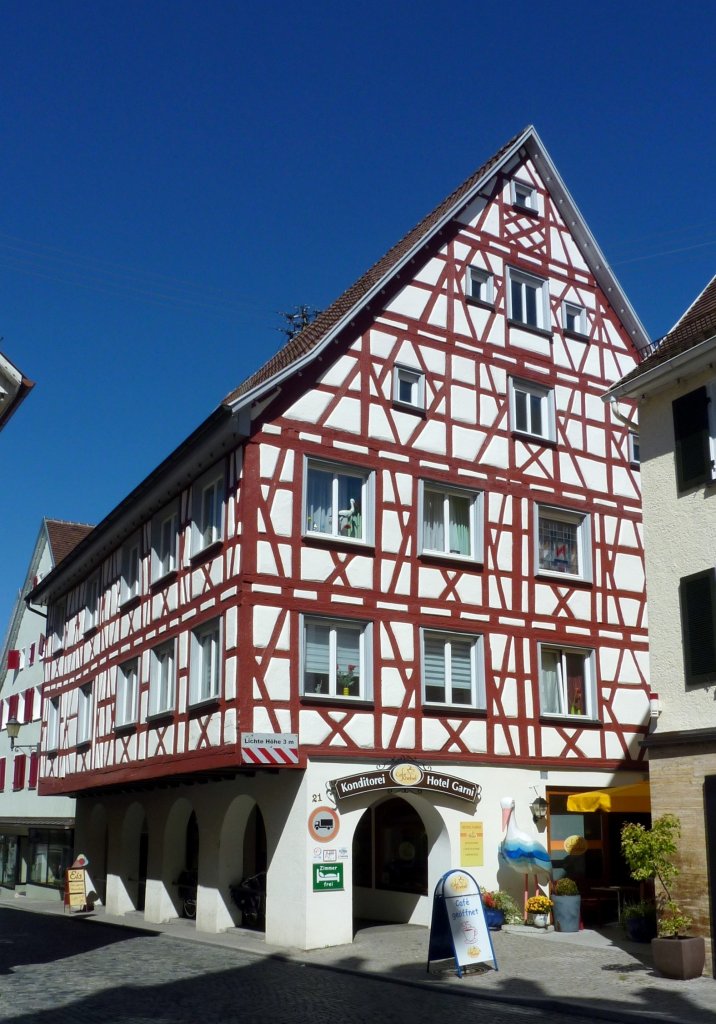 Munderkingen, die Kleinstadt an der Donau besitzt viele schn restaurierte Fachwerkbauten, Aug.2012