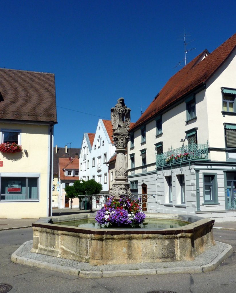 Munderkingen, der Marktbrunnen vor dem Rathaus, Aug.2012