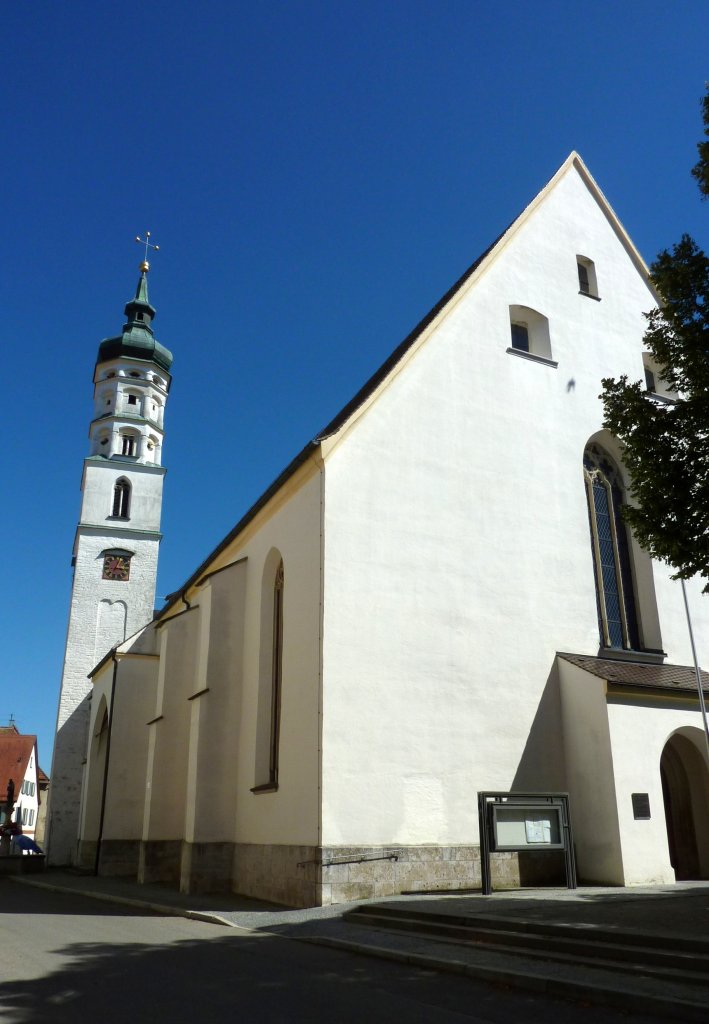 Munderkingen, Pfarrkirche St.Dionysius, die romanische Basilika aus dem 13.Jahrhundert wurde um 1500 im gotischen Stil umgebaut, um 1700 erfolgte eine Barockisierung, Aug.2012