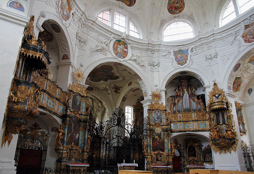 Muri AG, ehemalige Klosterkirche. Innenaufnahme nach Osten in Richtung Chor mit Lettner, zwei Kanzeln und einer von fnf Orgeln, 19. Aug. 2010, 17:20