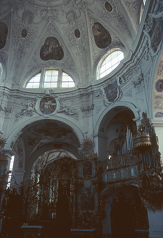 Muri AG, ehemalige Klosterkirche. Ursprnglich romanische Anlage mit zahlreichen Vernderungen bis zur Barockisierung. Innenaufnahme in Richtung Chor nach Nordosten. Teil des 25 m hohen Kuppeloktogons. Aufnahme von Juli 1994, HQ-Scan ab Dia.